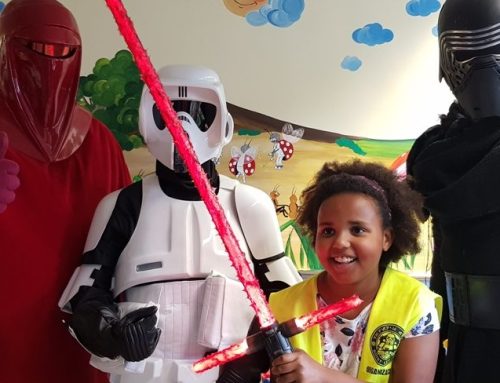 Personajes de la saga Star Wars visitan la planta de pediatría del Hospital Joan XXIII