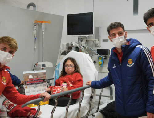 El Nàstic y el Barça llevan la ilusión de la Navidad a los niños y niñas ingresados en el Hospital Joan XXIII
