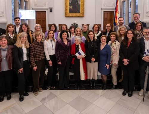 Reconeixement a Gisela Mimbrero del CAP Sant Pere en l’acte del 8M a Reus